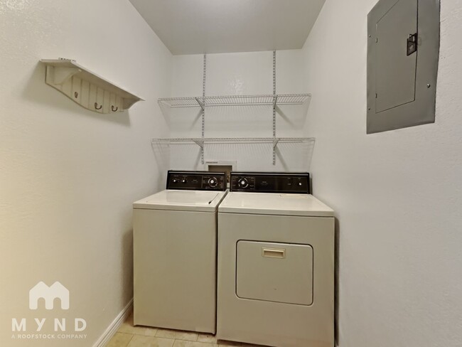 Building Photo - 7885 Barbara Ann Dr
