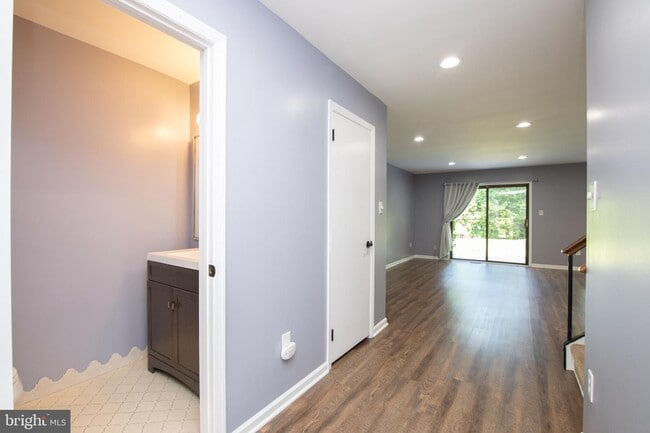 Building Photo - 322 Kings Croft Dr