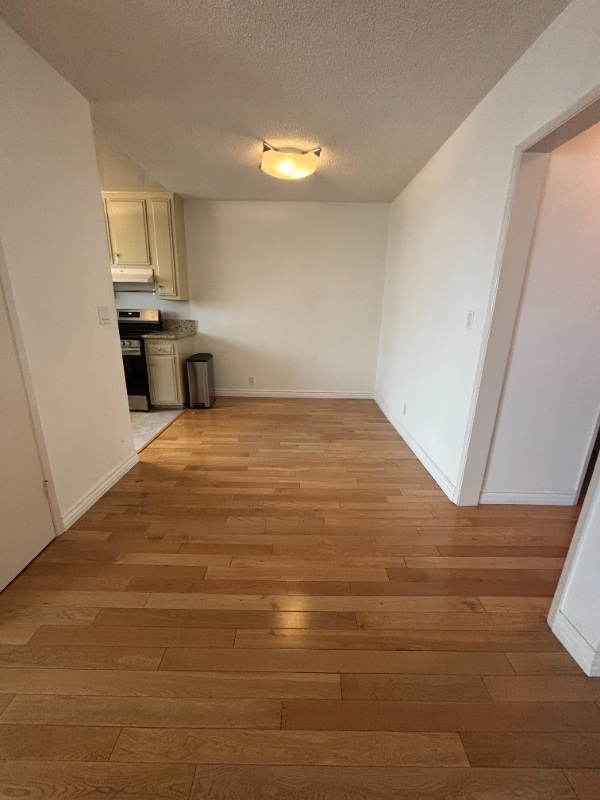 Building Photo - 2042 Beachwood Dr