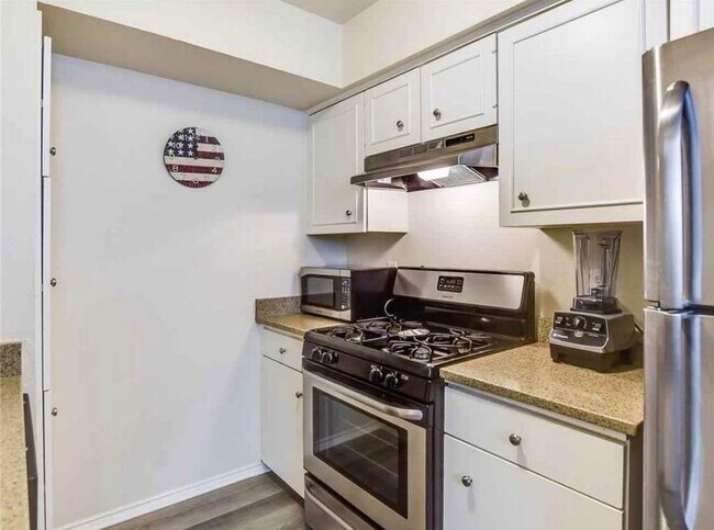 Building Photo - 505 W 7th St