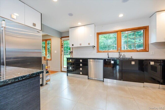 Building Photo - 26 Redbrook Rd