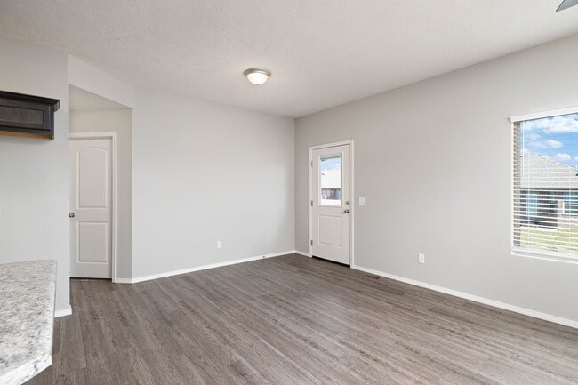Building Photo - Fully Fenced 3 Bedroom Duplex