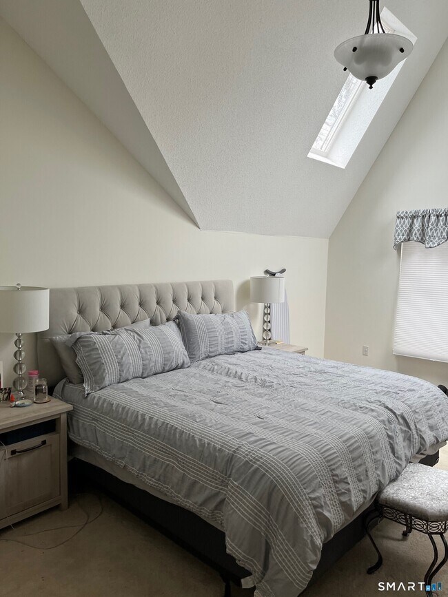 Building Photo - 6 Timberline Dr