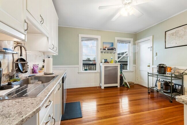 Building Photo - 8 Hallet St