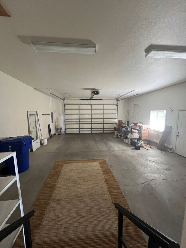 Building Photo - Stunning 5-Bed, 3.5-Bath Twin Home on the Rexburg Hill | Flexible Lease Options Available!