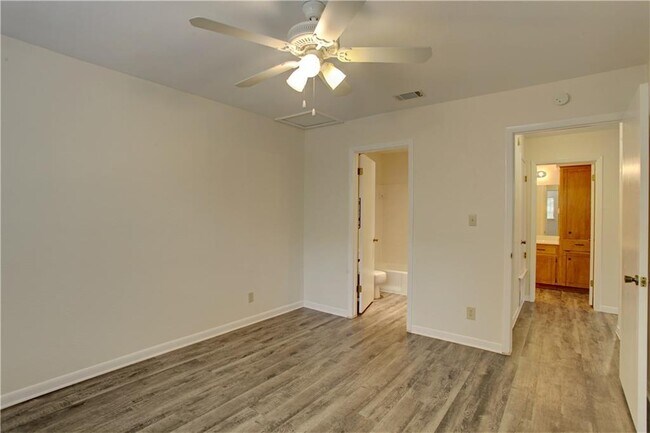 Building Photo - 1409 Waterloo Tr