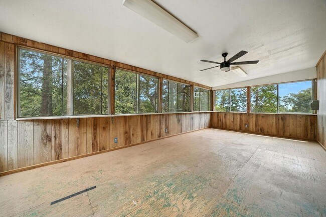 Building Photo - Large 2 Bedroom Home