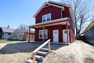 Building Photo - 3 Bedroom Upstairs Duplex in Near Eastside!