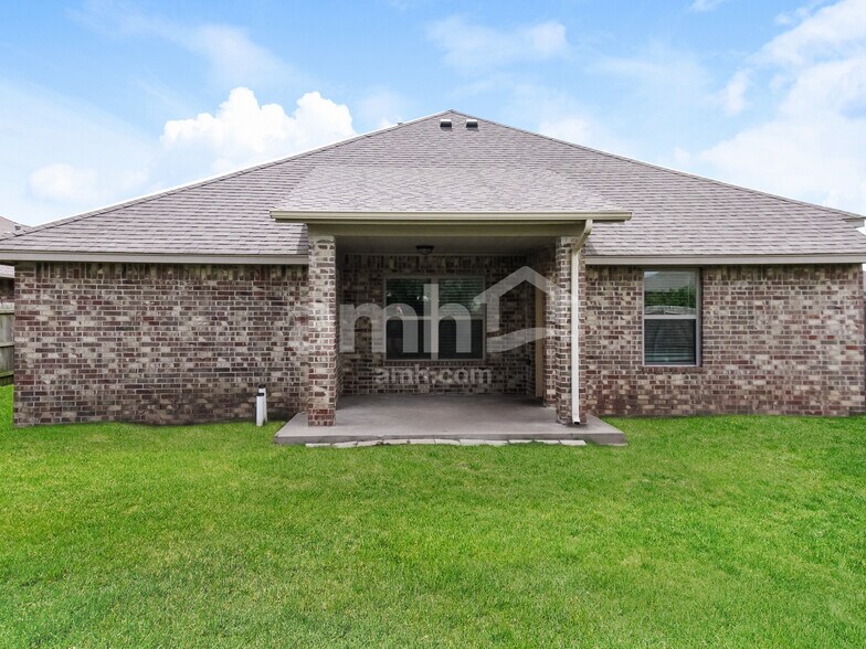 Building Photo - 14500 Sylena Way