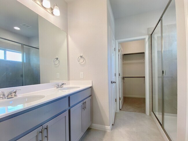 Building Photo - Beautiful and Spacious 4/BR 3.5/BA Modern ...