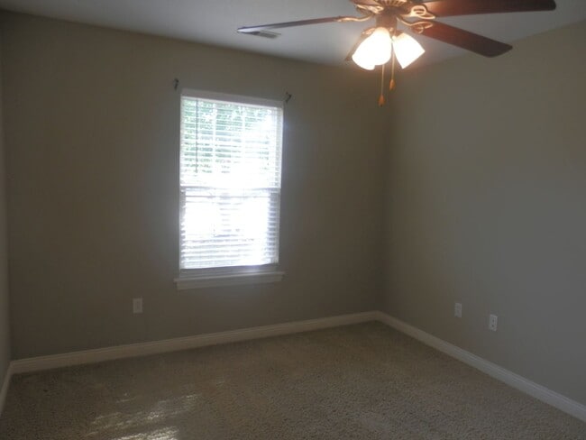 Building Photo - Nice 3 Bed 2 Bath House!