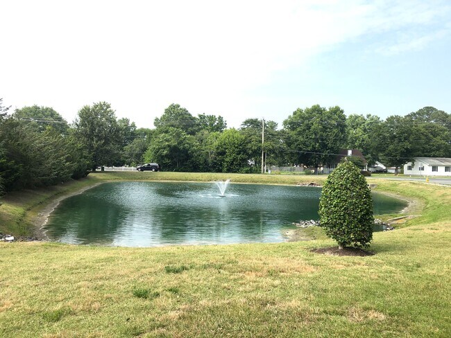 Building Photo - 1001 Meadow View Dr