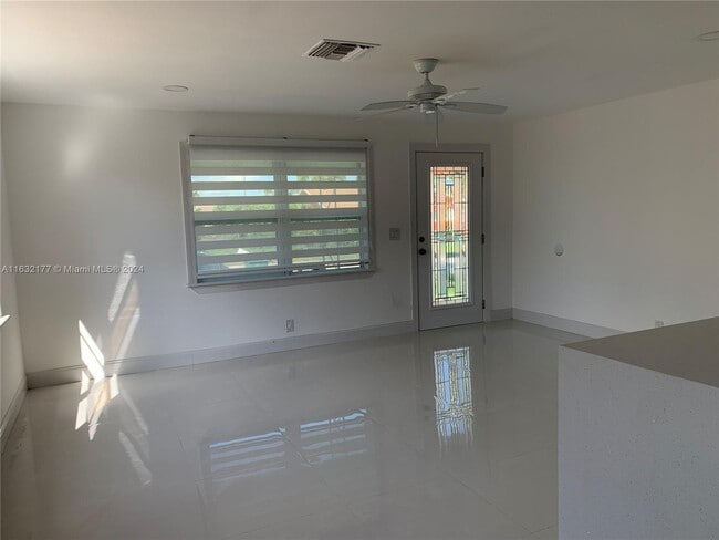 Building Photo - 1141 W 7th St