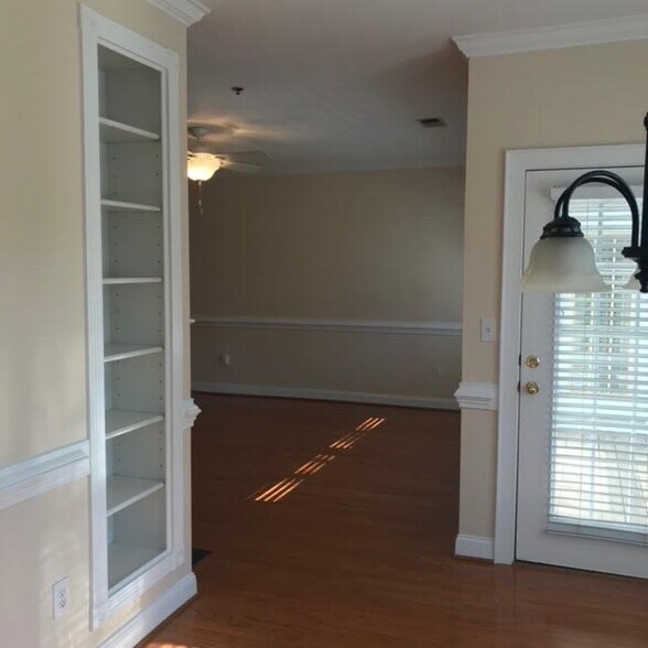 Building Photo - 5601 Fairview Rd