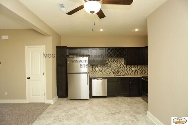 Building Photo - Modern Townhome with Designer Kitchen and High-End Touches in Raymore!