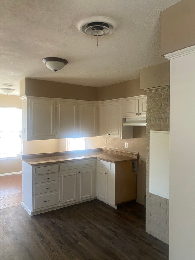 Building Photo - 741 W Main St