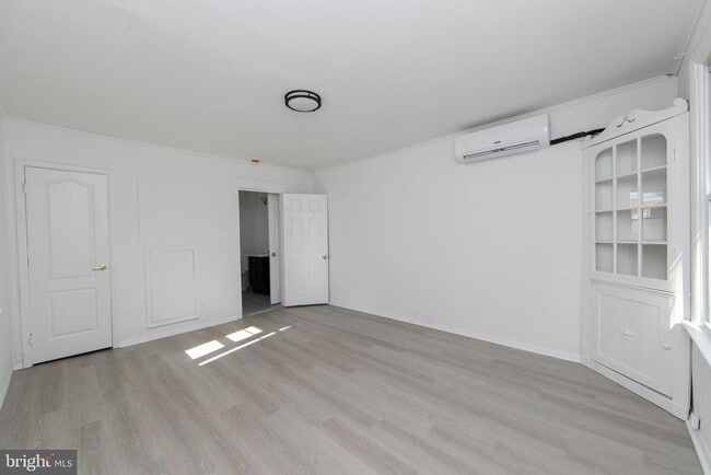 Building Photo - 1112 Collings Ave