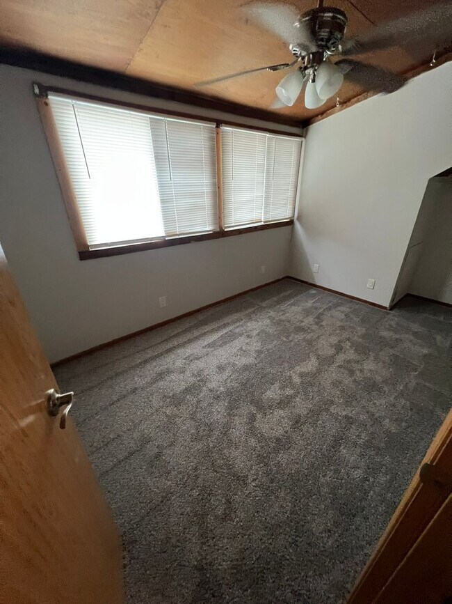 Building Photo - Large 5 bedroom house close to campus for ...