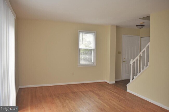 Building Photo - 16 Blue Ribbon Ct