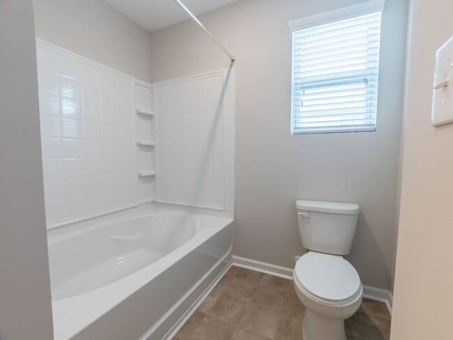 Building Photo - Beautiful 3BD/2.5BTH End Unit Townhome in ...