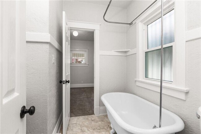 Building Photo - Charming Renovated 2 Bedroom Bungalow