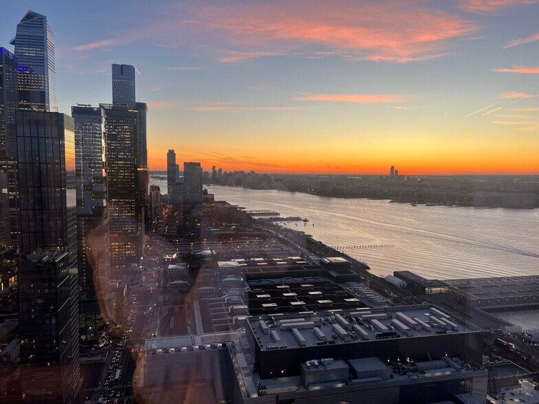 Building Photo - 312 W 42nd St