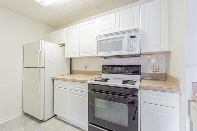 Building Photo - 18001 Richmond Pl Dr