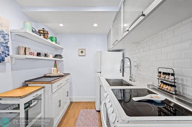 Building Photo - 8609 SW 68th Ct