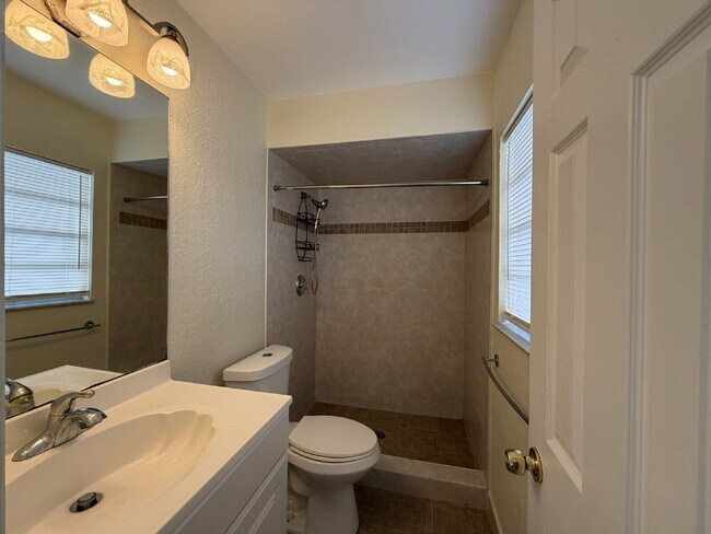 Building Photo - "Charming 3-Bedroom with 2 Full Baths in North Port"