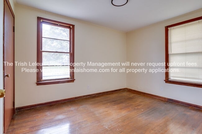 Building Photo - Near Downdown Pineville large 2/1 freshly painted.