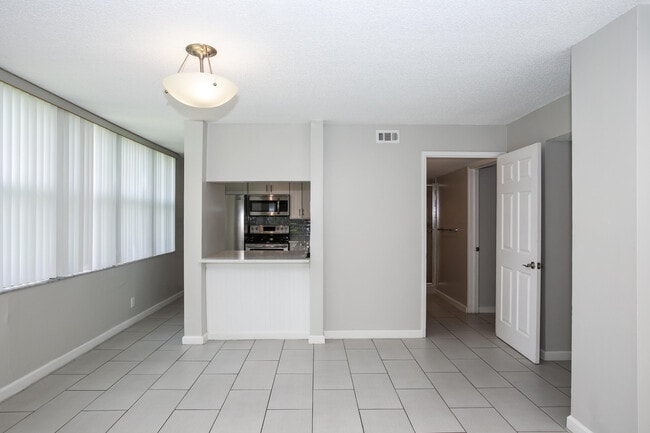 Building Photo - 9441 Live Oak Pl