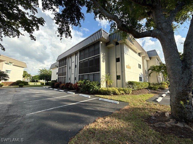 Building Photo - 788 Park Shore Dr