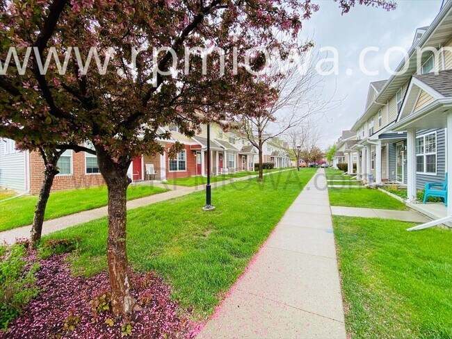 Building Photo - GREAT LOCATION!! 3 Bedroom, 2.5 Bath Townhome in West Des Moines