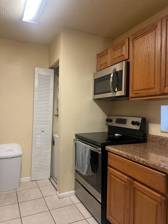 Building Photo - Fully Furnished 1-Bedroom Retreat in Windm...