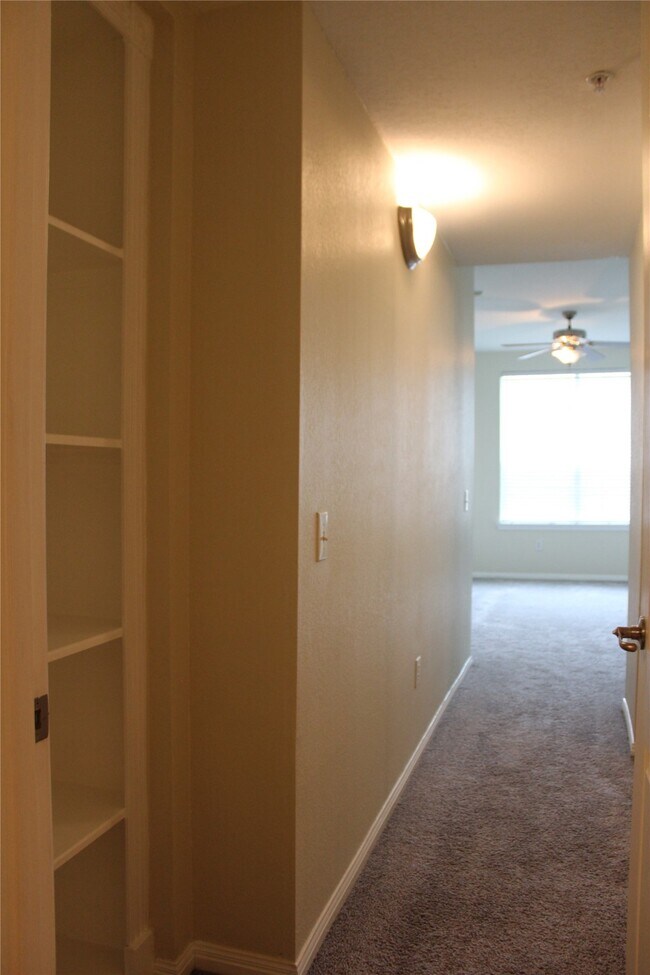Building Photo - 7575 Kirby Dr