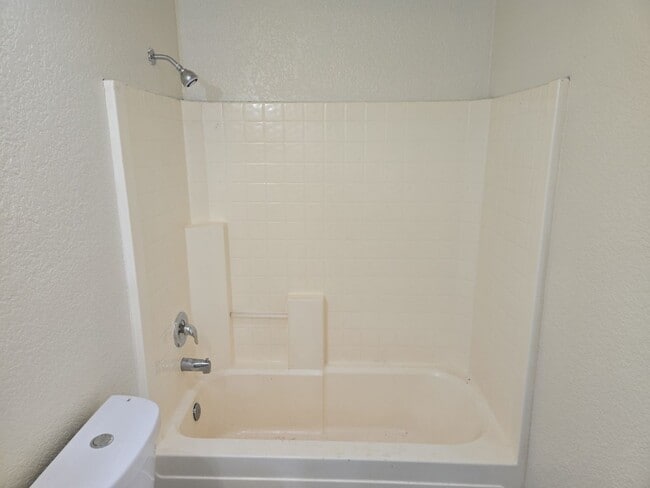 Building Photo - Pet-friendly 3-bedroom Eureka home