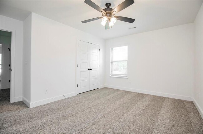 Building Photo - 400 Manfield Ave