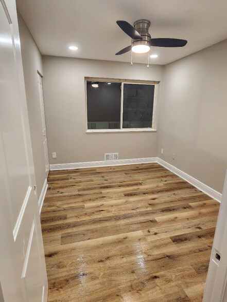 Building Photo - 390 W Lake Ave NW