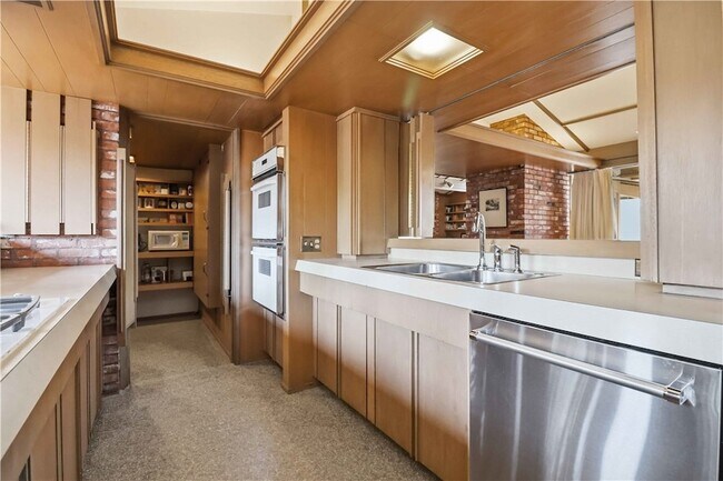 Building Photo - 951 Pembroke Rd