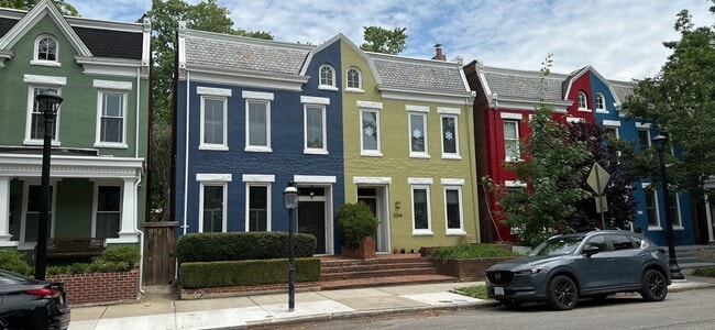 Building Photo - Beautiful 3 Bedroom 2 Bath Fully Updated Row House in the Center of the Fan!