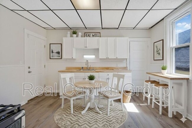 Building Photo - 305 Cable St