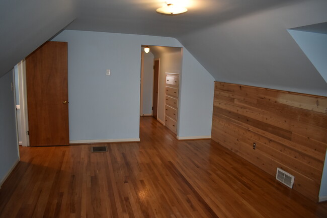 Upper bedroom III - 18921 Coffinberry Blvd