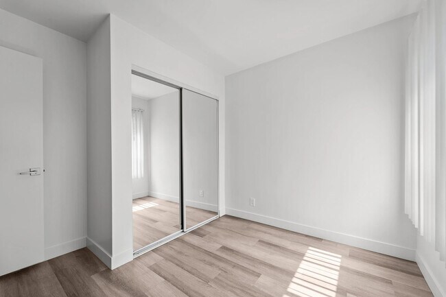 Building Photo - 925 W 30th St