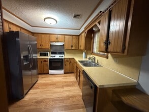 Building Photo - 2202 Crestwood Dr