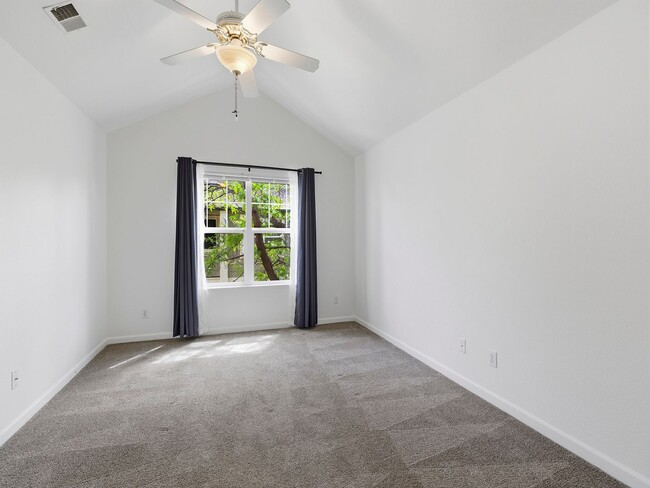 Building Photo - 5225 White Willow Dr