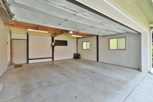 Building Photo - Remodeled Bellevue Home