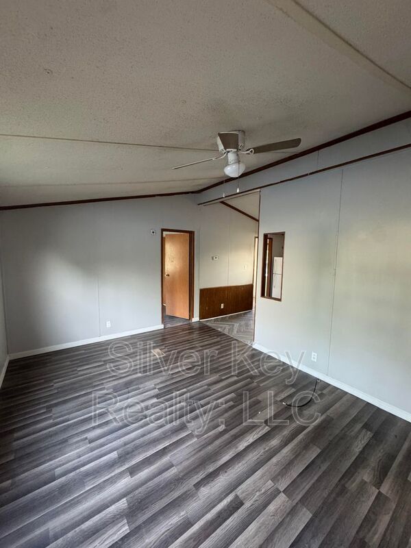 Building Photo - 901 Eastanallee Ave