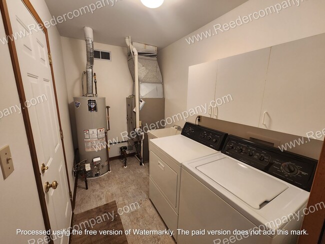 Building Photo - Spacious 3 bedroom 2 bathroom townhouse