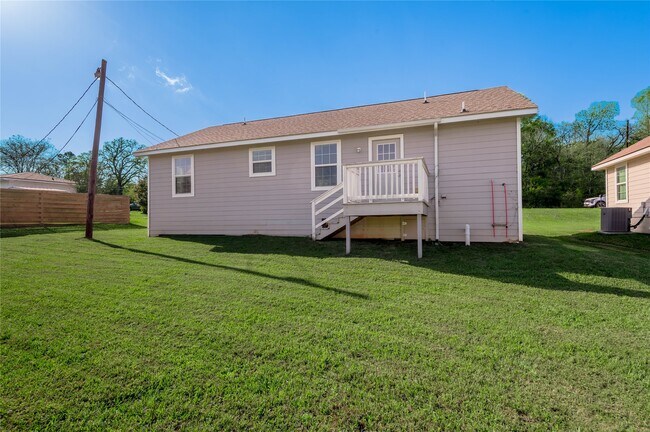 Building Photo - 100 Shorewood Dr