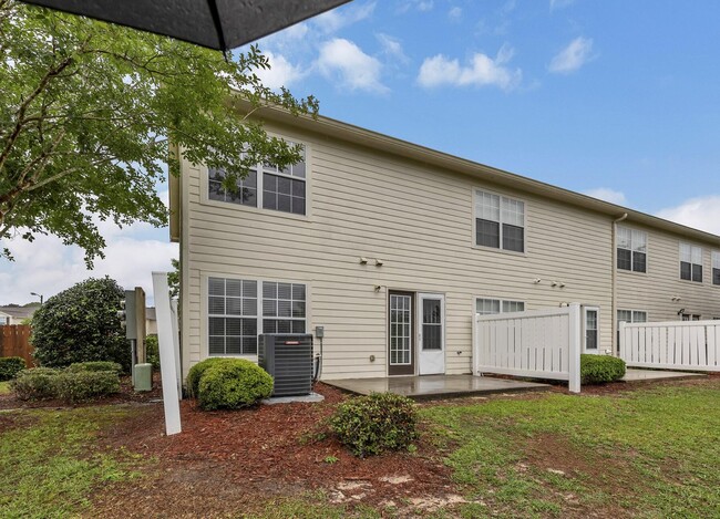 Building Photo - 749 Majestic Dr